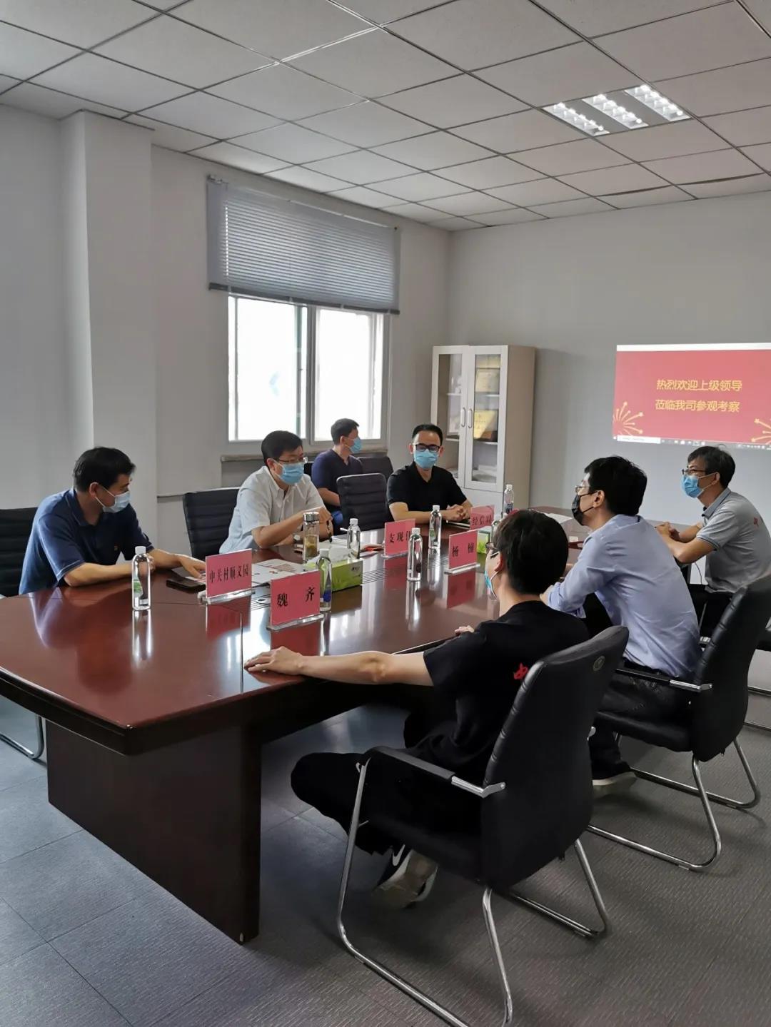 支現(xiàn)偉常務(wù)副區(qū)長就重點(diǎn)企業(yè)疫情防控及研發(fā)生產(chǎn)情況蒞臨我司參觀調(diào)研